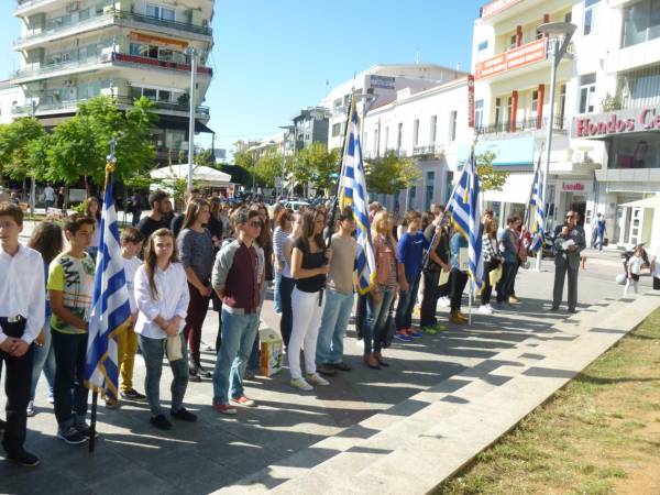 Κατάθεση στεφάνων από μαθητές στην Καλαμάτα (βίντεο)