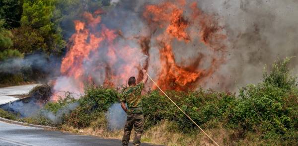 Φωτιά Ηλεία: Αναζωπυρώσεις και μάχη με τις φλόγες – 12 άτομα στο Κέντρο Υγείας Ηλείας (βίντεο)