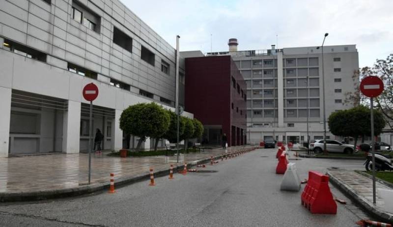 Αίγιο: Διασωληνωμένη 23χρονη που έπεσε από τον 5ο όροφο - Τι καταγγέλλει ο πατέρας της