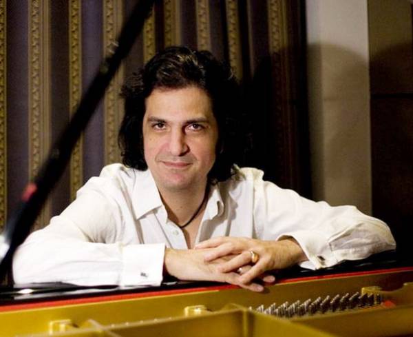 Ρεσιτάλ πιάνου από το Βασίλη Τσαμπρόπουλο