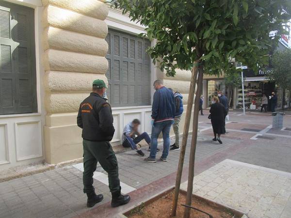 Τραγική ιστορία: Αδέρφια ναρκομανών λιπόθυμα στο κέντρο της Καλαμάτας