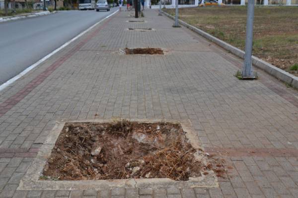 Επικίνδυνες παγίδες σε πεζοδρόμιο της Κυπαρισσίας