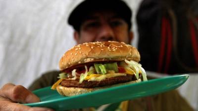 Τα υπερεπεξεργασμένα τρόφιμα αυξάνουν τον κίνδυνο θνησιμότητας σε επιζώντες καρκίνου