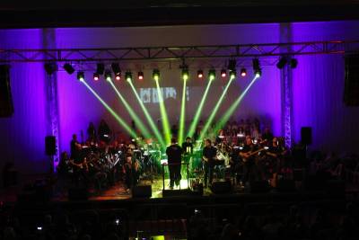 Καλαμάτα: Εντυπωσιάκό το "The Wall" των Pink Floyd στην γεμάτη Τέντα (βίντεο-φωτογραφίες)