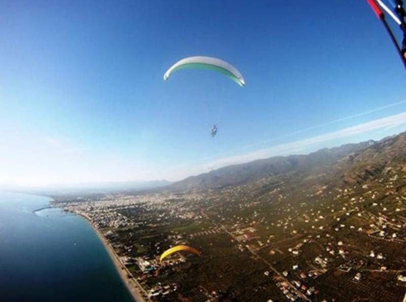 Καθιστικά στην πίστα των αλεξίπτωτων πλαγιάς στην Άνω Βέργα