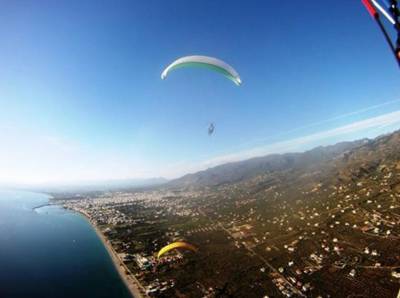 Καθιστικά στην πίστα των αλεξίπτωτων πλαγιάς στην Άνω Βέργα