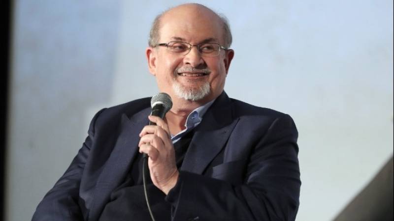 Νέα Υόρκη: Επίθεση στον συγγραφέα Σαλμάν Ρούσντι