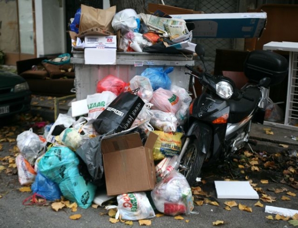 Παίζει με τα σκουπίδια χωρίς σχέδιο ο Τατούλης