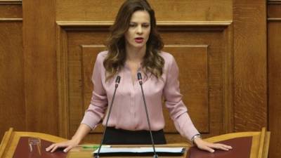 Ε. Αχτσιόγλου: Μετά τα μνημόνια η συζήτηση επικεντρώνεται σε πραγματικές παροχές