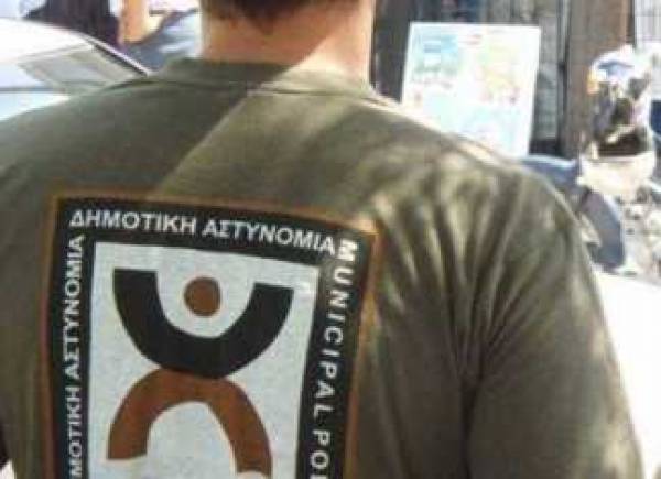 Καλαμάτα: Ταξί παρέσυρε δημοτικό αστυνομικό εν ώρα υπηρεσίας