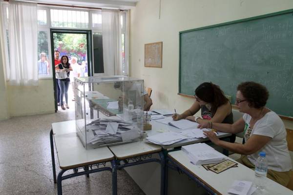 Προβάδισμα του "ΟΧΙ" δείχνουν οι εκτιμήσεις, που μεταδόθηκαν από Alpha, Mega, Ant1 και Star