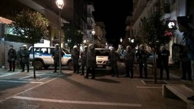 Απέτυχαν οι φανατικοί να σπάσουν τα κεφάλια τους!