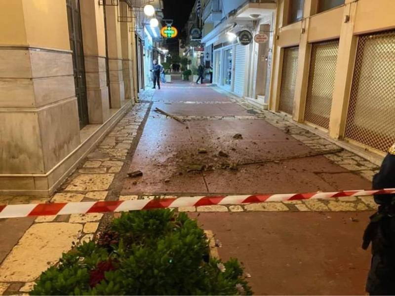 Καλαμάτα: Έπεσαν σίδερα και σοβάδες από το μπαλκόνι του Επιμελητηρίου Μεσσηνίας