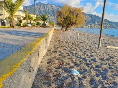 Μάσκες σε δρόμους και πεζοδρόμια