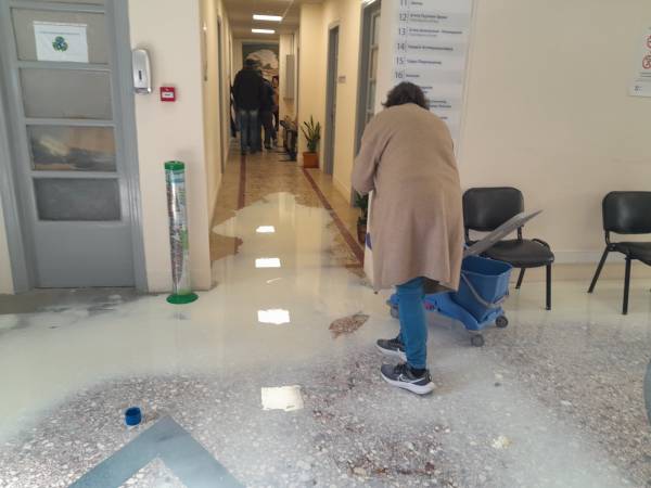 Νέες διαμαρτυρίες αγροτών στην Καλαμάτα: Εχυσαν γάλα στο κτήριο της Περιφέρειας