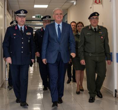 Επίσκεψη Λαμπρόπουλου στο 401 Στρατιωτικό Νοσοκομείο Αθηνών