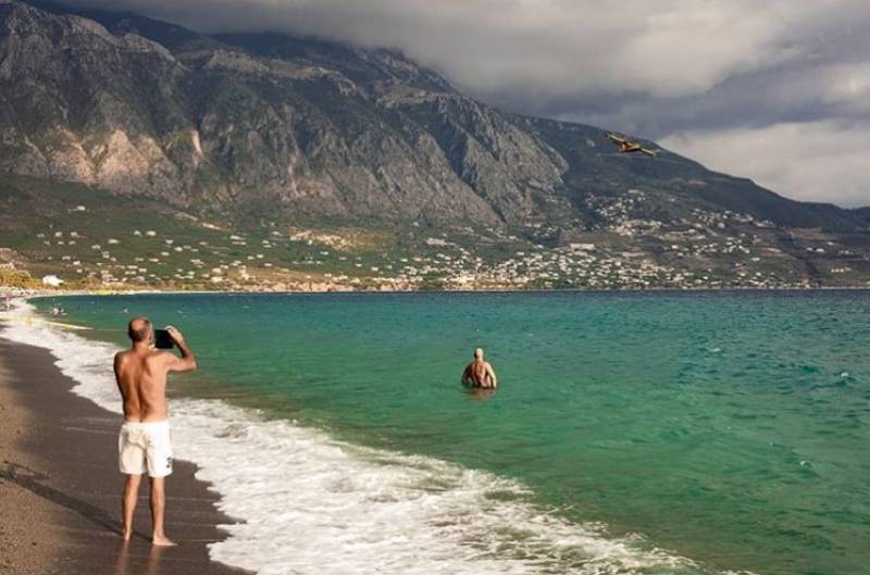 Πυροσβεστικό πάνω από τους λουόμενους