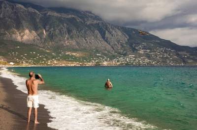Πυροσβεστικό πάνω από τους λουόμενους