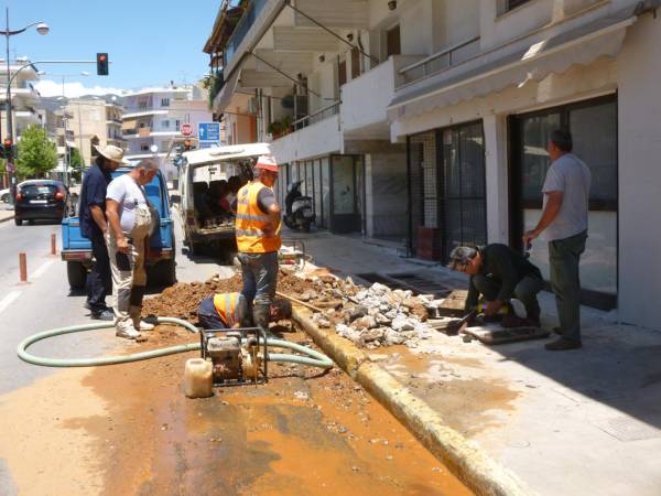Σοβαρή βλάβη στο δίκτυο ΔΕΥΑΚ και ΔΕΗ στην Καλαμάτα (βίντεο)