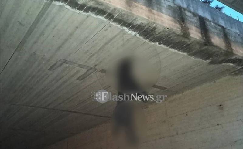 Φρίκη στα Χανιά: Κρέμασαν σκύλο από γέφυρα