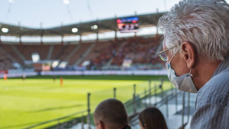 Μέτρα για την πανδημία: «Ναι» των ειδικών σε όρθια διασκέδαση, χωρητικότητα 50% στα γήπεδα και σχολικές εκδρομές