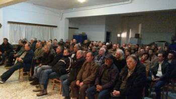 Αγρότες του Χανδρινού με το Θαν. Πετράκο και την Ελ. Ψαρρέα