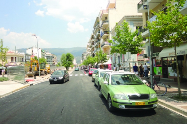 Ενώ ξεκινούν τα έργα μπροστά από τις καφετέριες: Δόθηκε στην κυκλοφορία η οδός Αριστομένους