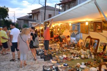 Ανω Πόλη Κυπαρισσίας: Πλήθος κόσμου στο παζάρι αντικών (φωτογραφίες)