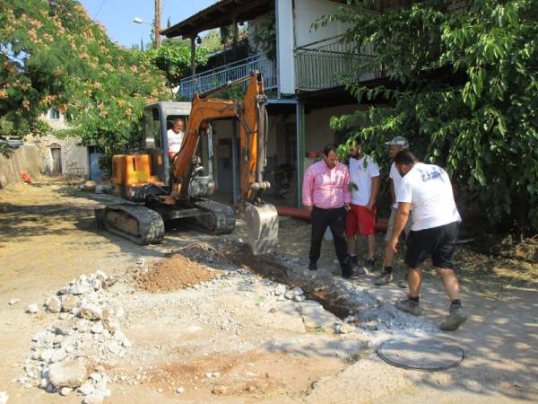 Συνδέσεις αποχέτευσης σε σπίτια στον Αγιο Φλώρο
