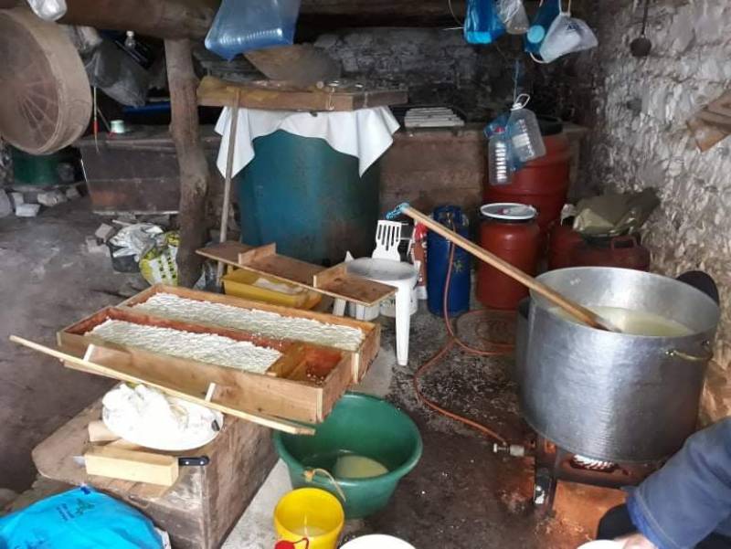 Πήξιμο τυριού και μυζήθρας στα Ζερμπίσι