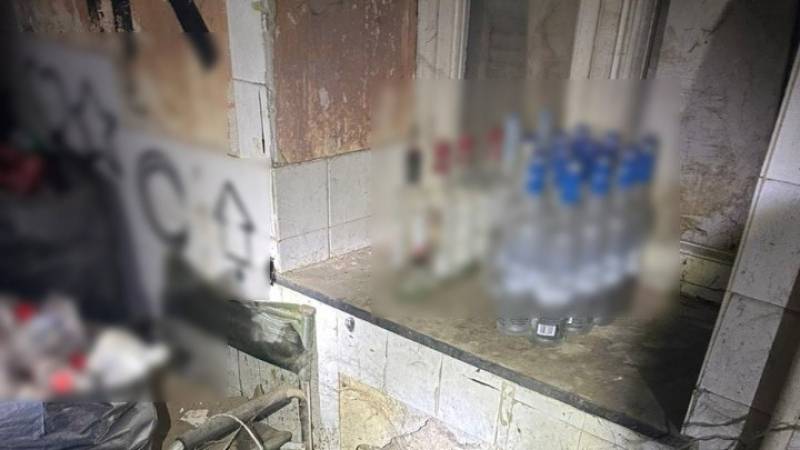 Εξαρθρώθηκε συμμορία που παρήγαγε και διακινούσε λαθραία ποτά σε καταστήματα στην Αττική