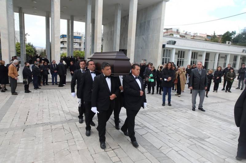 Συγγενείς και φίλοι για το τελευταίo «αντίο» στη Ρένα Κουμιώτη (βίντεο)