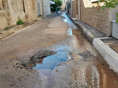 Καλαμάτα: Ζημιά σε αγωγό ύδρευσης (βίντεο)