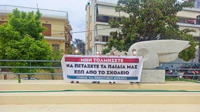 Έξωση στο 9ο δημοτικό σχολείο Αιγάλεω - Οργισμένοι οι γονείς (βίντεο)