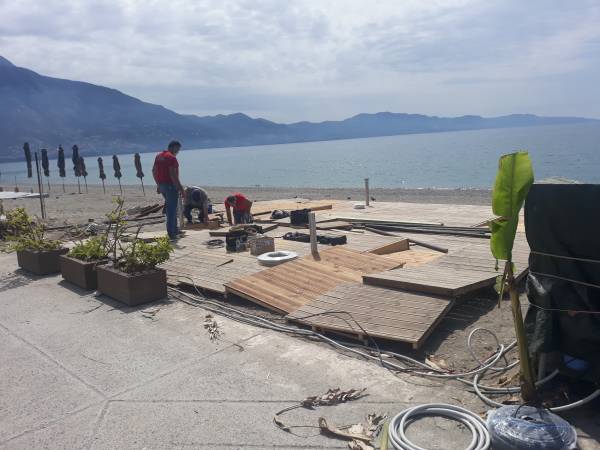 Καλαμάτα: Προετοιμασίες των καταστημάτων της Παραλία για την επανεκκίνηση (βίντεο)