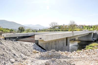 3,5 χρόνια κατασκευάζουν το γιοφύρι της... Αρτας στο Νεοχώρι Μελιγαλά