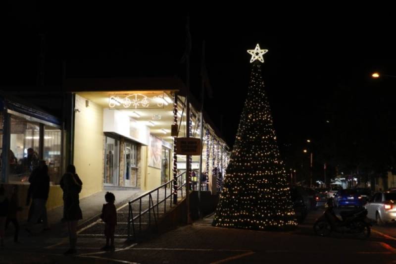 Φωταγώγηση χριστουγεννιάτικου δένδρου στην Κεντρική Αγορά Καλαμάτας
