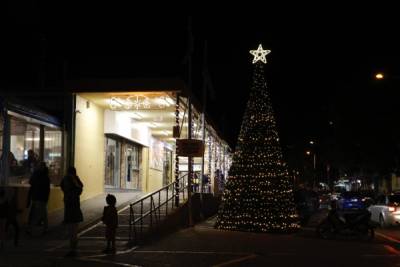 Φωταγώγηση χριστουγεννιάτικου δένδρου στην Κεντρική Αγορά Καλαμάτας
