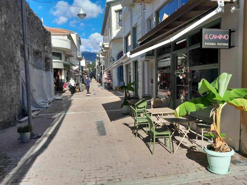 Νέοι χώροι για τραπεζοκαθίσματα σε πεζοδρόμους της Καλαμάτας