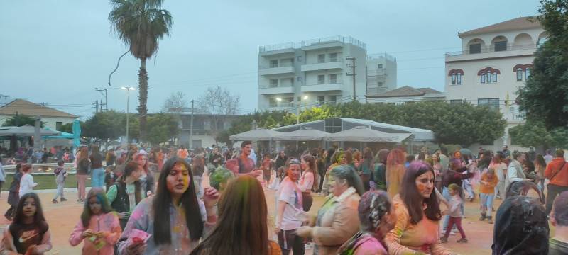 Γέμισε κόσμο και χρώματα η κεντρική πλατεία της Κυπαρισσίας (βίντεο-φωτογραφίες)