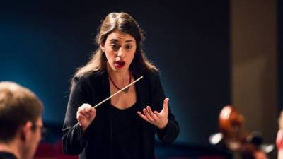 Μια Ελληνίδα, η πρώτη γυναίκα μαέστρος στη Συμφωνική Ορχήστρα του Κονρό, στο Τέξας