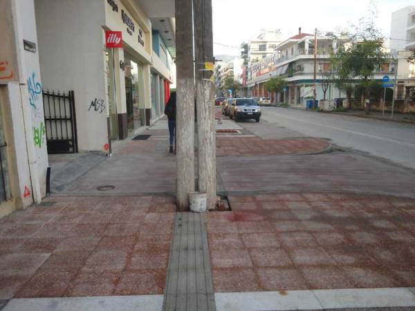 Κολόνα στη  διάβαση τυφλών