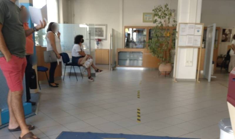 Με δύο καρέκλες στα ΕΛΤΑ Καλαμάτας