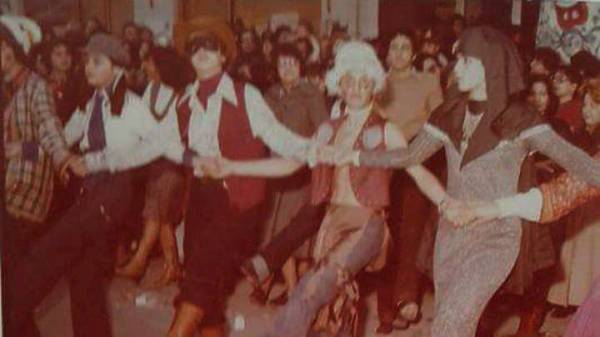 "Καλώς την, τη Σαρακοστή" τραγουδούν γύρω από φωτιές, στην Περαχώρα Κορινθίας