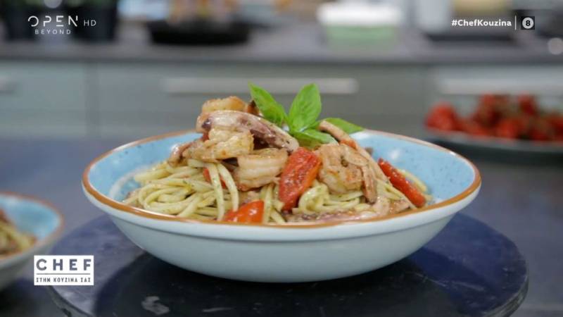 Συνταγή για λιγκουίνι με πέστο, καλαμαράκια και γαρίδες