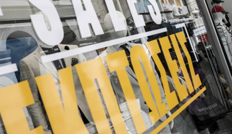 Ξεκινούν οι ενδιάμεσες εκπτώσεις - Ποια Κυριακή θα είναι ανοιχτά τα καταστήματα