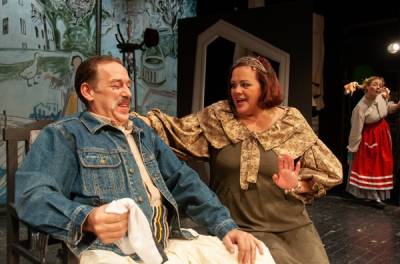 Αυλαία για τη σατιρική κωμωδία «Ο γενικός γραµµατεύς»