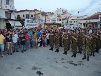 Εκατοντάδες &quot;Αγανακτισμένοι&quot; στην πλατεία 23ης Μαρτίου
