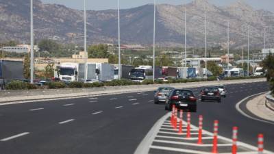 Άνοιξε η παλαιά εθνική οδός Αθηνών-Κορίνθου - Αναμένεται να διαρκέσει ώρες η μετάγγιση του επικίνδυνου φορτίου (βίντεο)