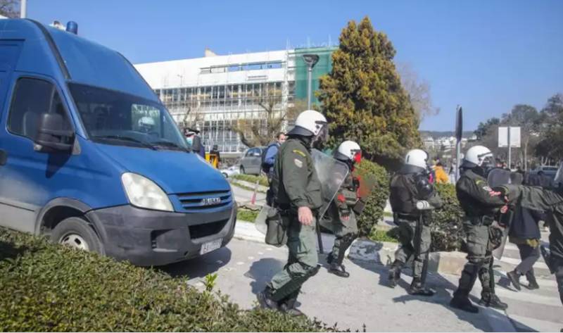 Επεισόδια στο ΑΠΘ – Αναφορές για προσαγωγές από την ΕΛΑΣ